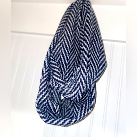 Black and White Zig Zag Infinity Scarf - Picture 2 of 3